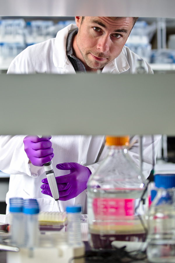 A lab reasercher works with a pipette.